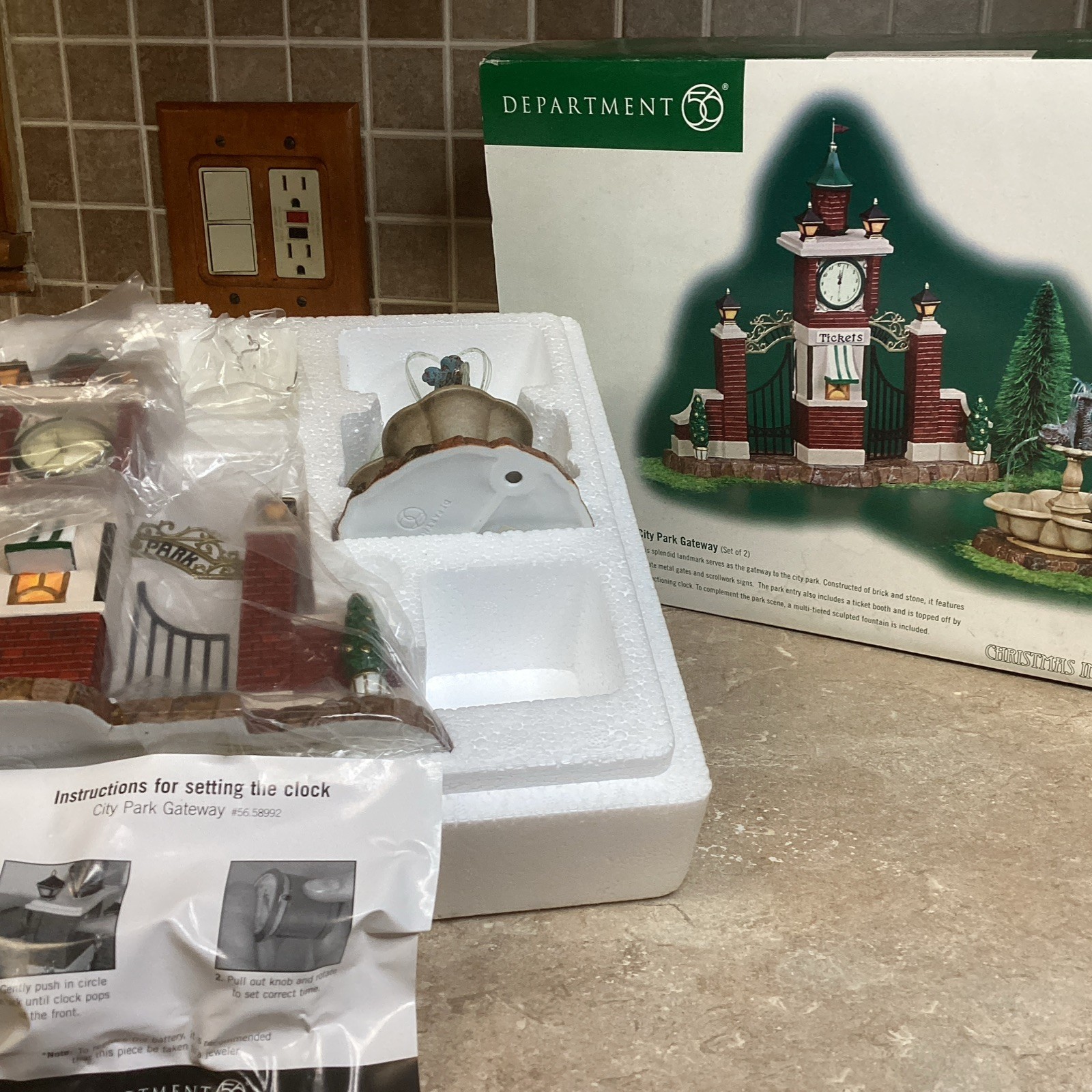 Department 56 Christmas in the City City Park Gateway Set of 2 -NEW