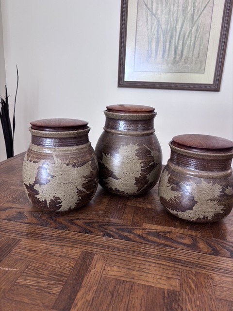 Victoria Littlejohn Hand Thrown Pottery Cansister Set 1972.Immaculate Condition Victoria Littlejohn Hand Thrown Pottery Cansister Set 1972.Immaculate Condition