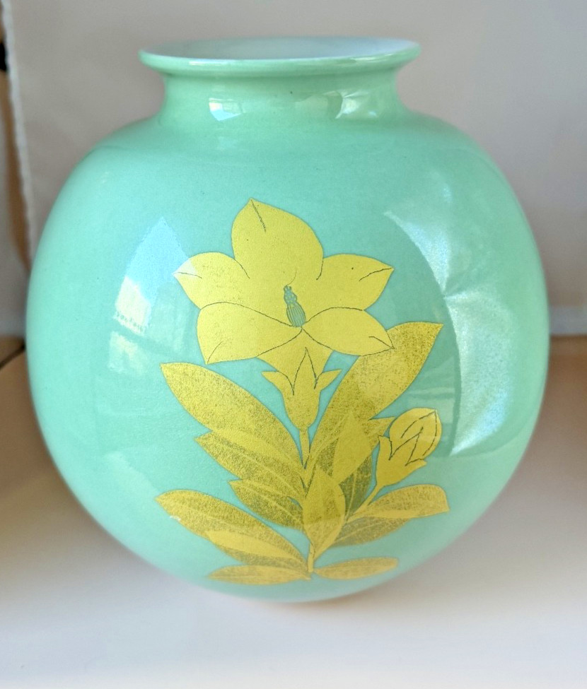 Kutani ware Living National Treasure Minori Yoshita Japanese vase porcelain gilt Kutani ware Living National Treasure Minori Yoshita Japanese vase porcelain gilt