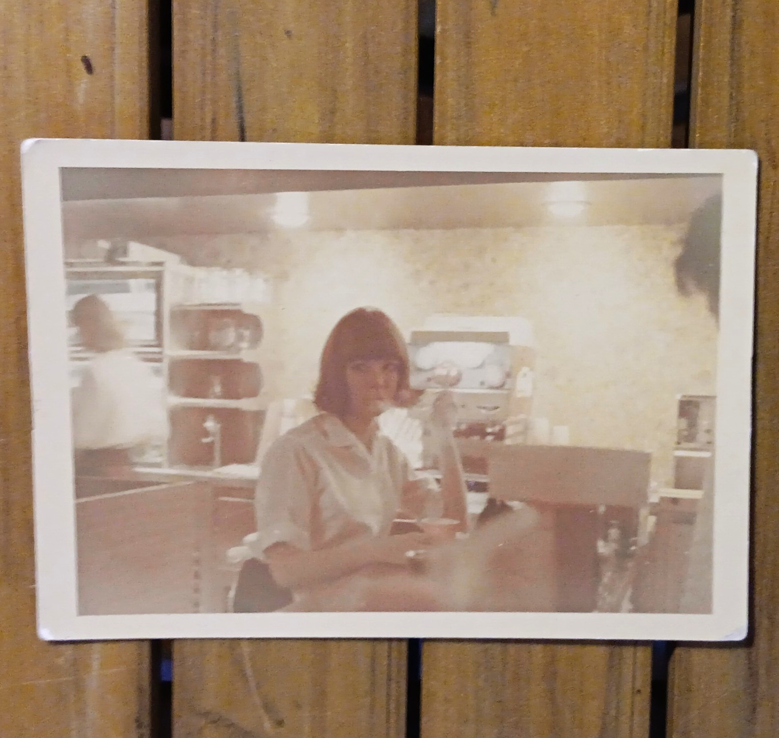 VINTAGE 1960s JERSEY SHORE WAITRESS IN A BREAK COKE MACHINE IN BACKGROUND PHOTO VINTAGE 1960s JERSEY SHORE WAITRESS IN A BREAK COKE MACHINE IN BACKGROUND PHOTO