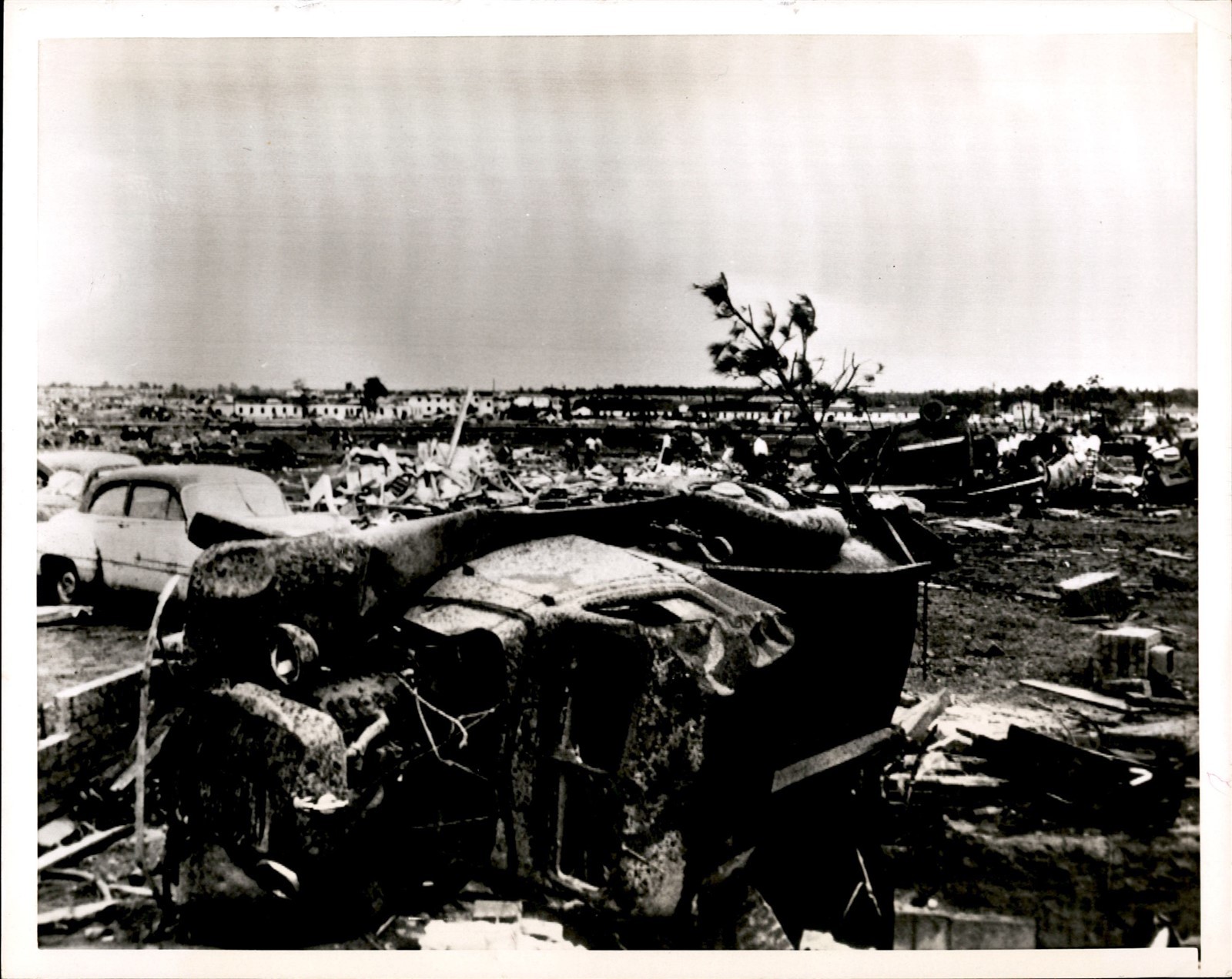GA277 1953 U.P. Wire Photo AUTO SMASHED IN TORNADO IN WARNER ROBBINS GEORGIA GA277 1953 U.P. Wire Photo AUTO SMASHED IN TORNADO IN WARNER ROBBINS GEORGIA