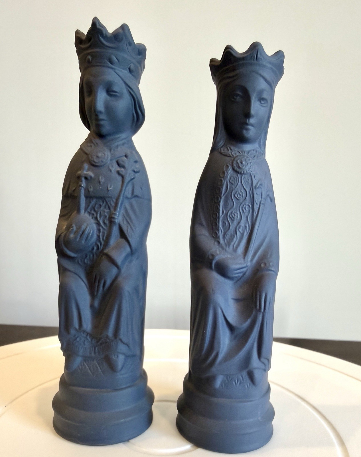 1972 Wedgwood Portland Blue Jasper King Queen Chess Pieces Arnold Machin WCS