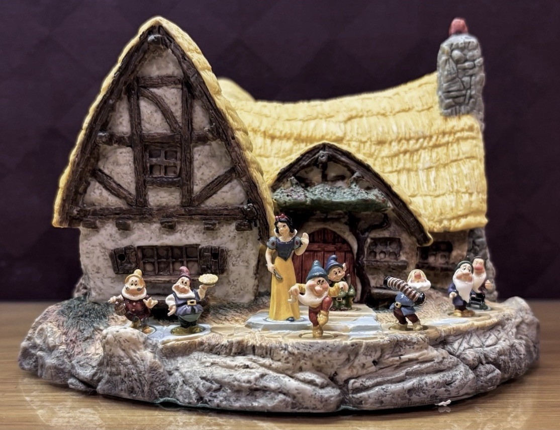Disney SNOW WHITE & 7 SEVEN DWARFS Cottage Goebel Olszewski Miniatures Figurines Disney SNOW WHITE & 7 SEVEN DWARFS Cottage Goebel Olszewski Miniatures Figurines