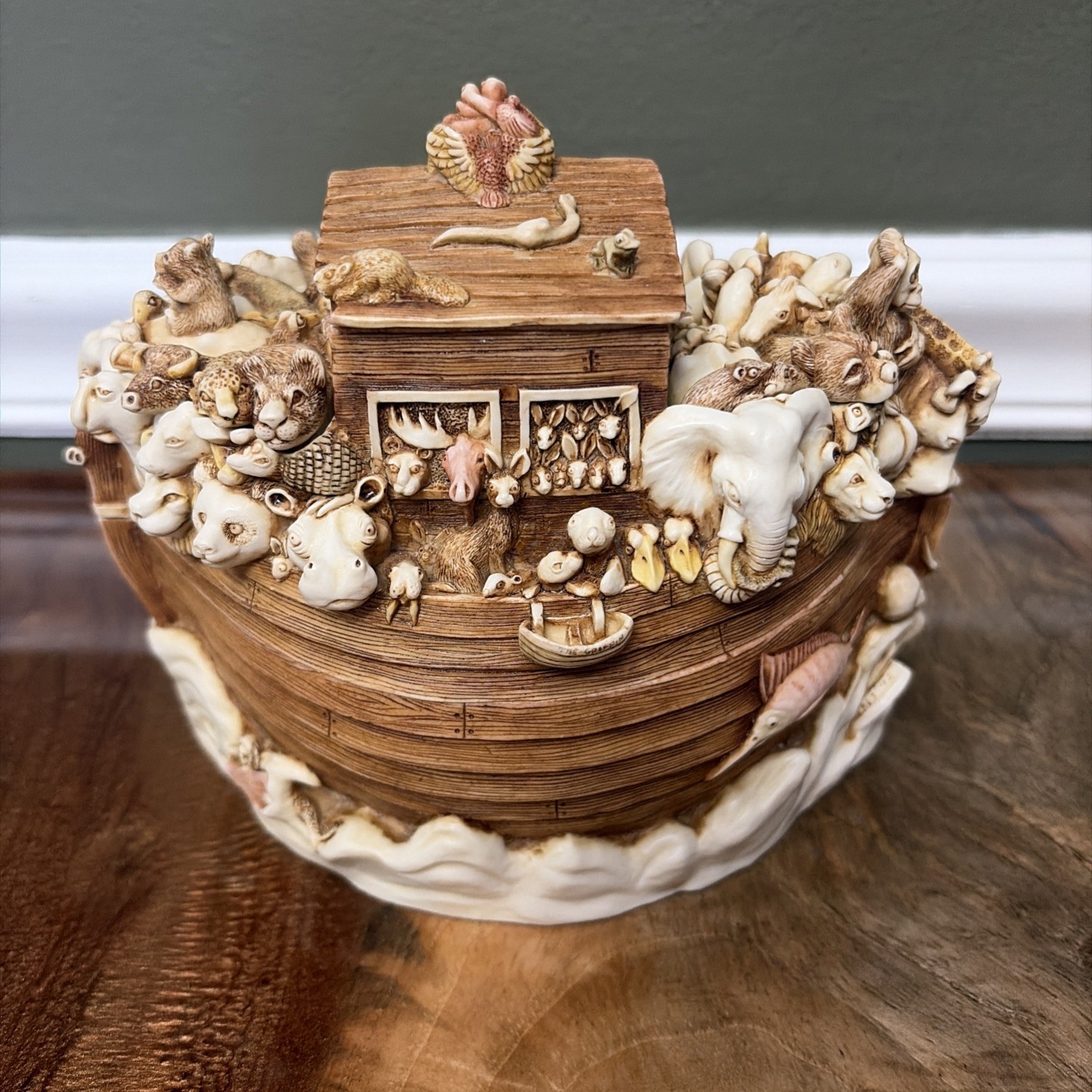 Harmony Kingdom NOAHS ARK Beautiful Details W/dozens of animals 2031/5000 signed Harmony Kingdom NOAHS ARK Beautiful Details W/dozens of animals 2031/5000 signed