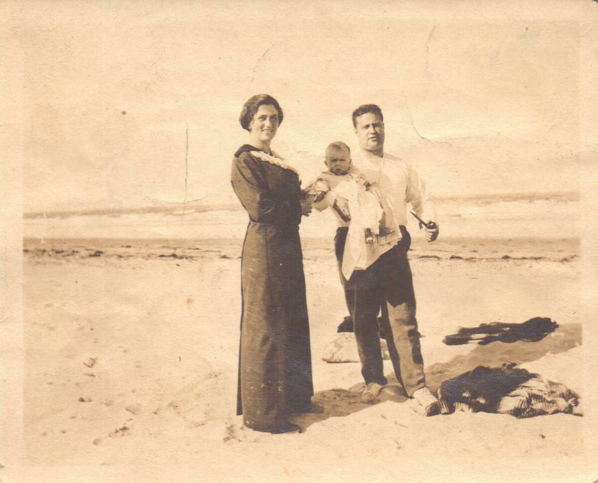 Found Antique Snapshot Man/Woman/Child on Beach 3.5\ Found Antique Snapshot Man/Woman/Child on Beach 3.5\