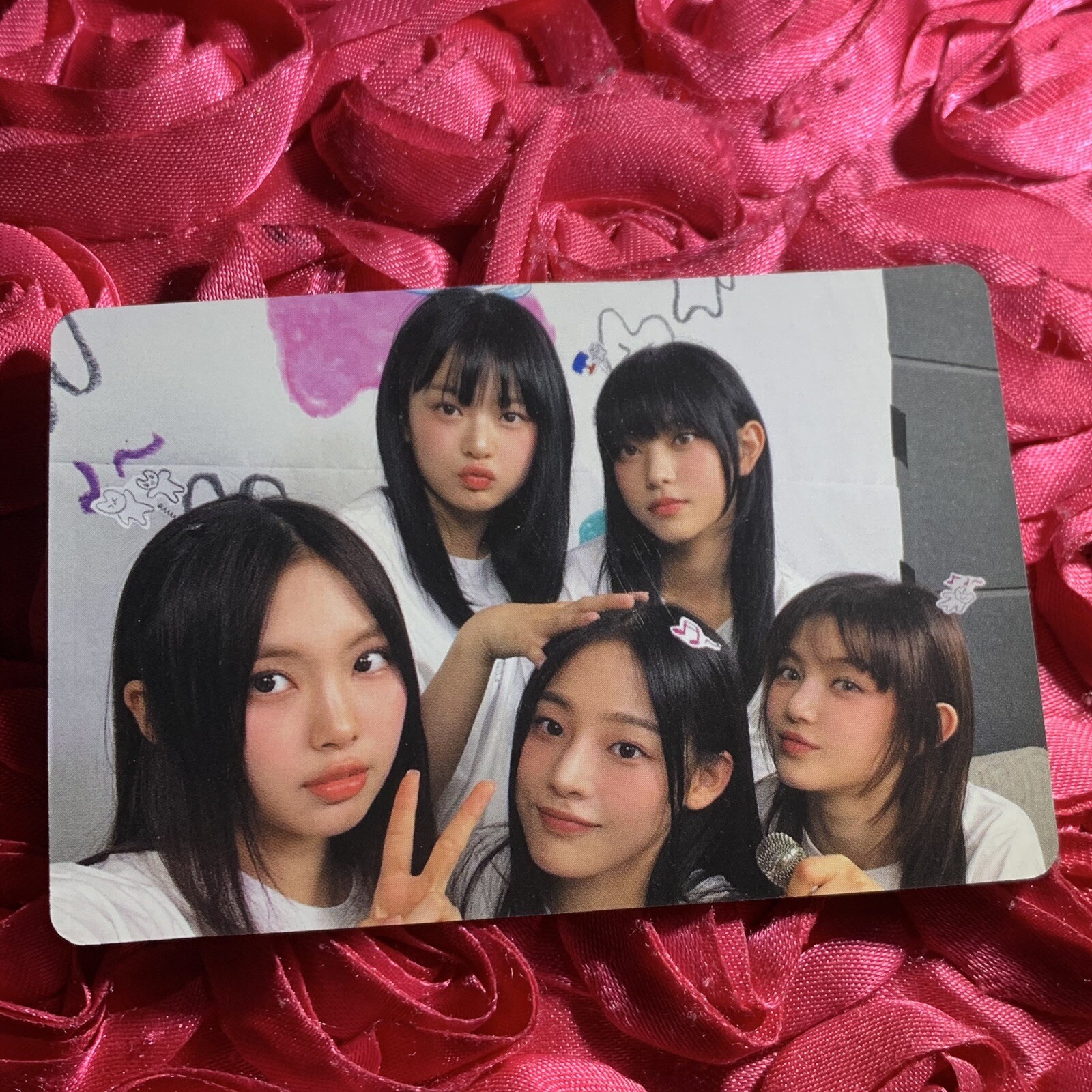 NEWJEANS PEACE Edition Celeb K-POP Girl Photo Card Group White Wall