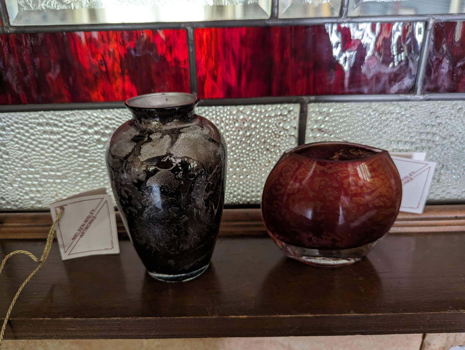 NIELSEN NISLEY ARTWORKS  ART GLASS  CREME CARAMEL VASE DATED 2002 SIZE 5\