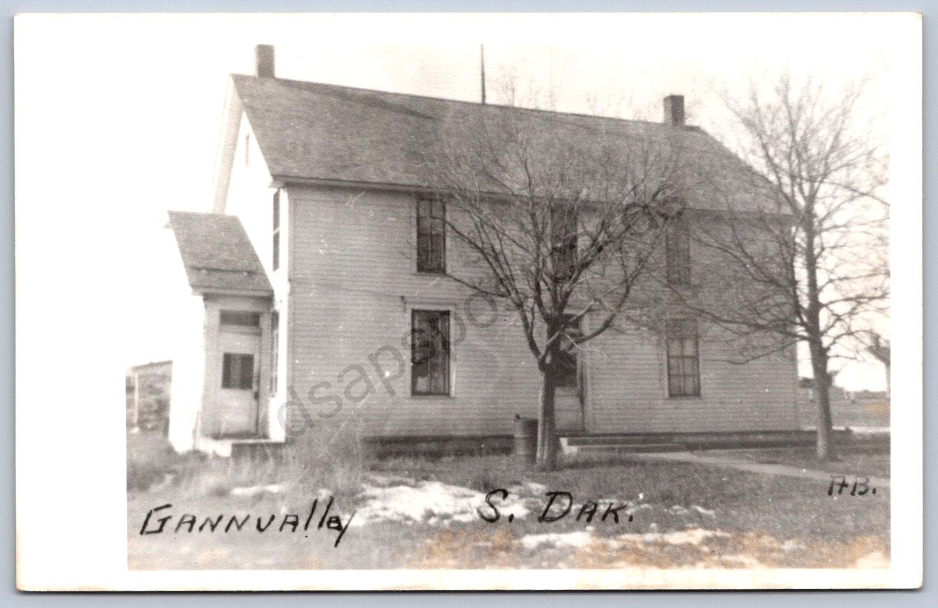 K43/ South Dakota Postcard RPPC c50s Gann Valley County Court House 91