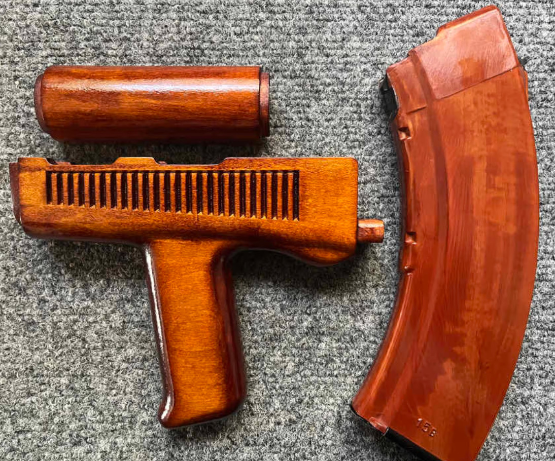 Reproduction AIM74 AIMS-74 Bakelite Orange Dong handguard set Reproduction AIM74 AIMS-74 Bakelite Orange Dong handguard set