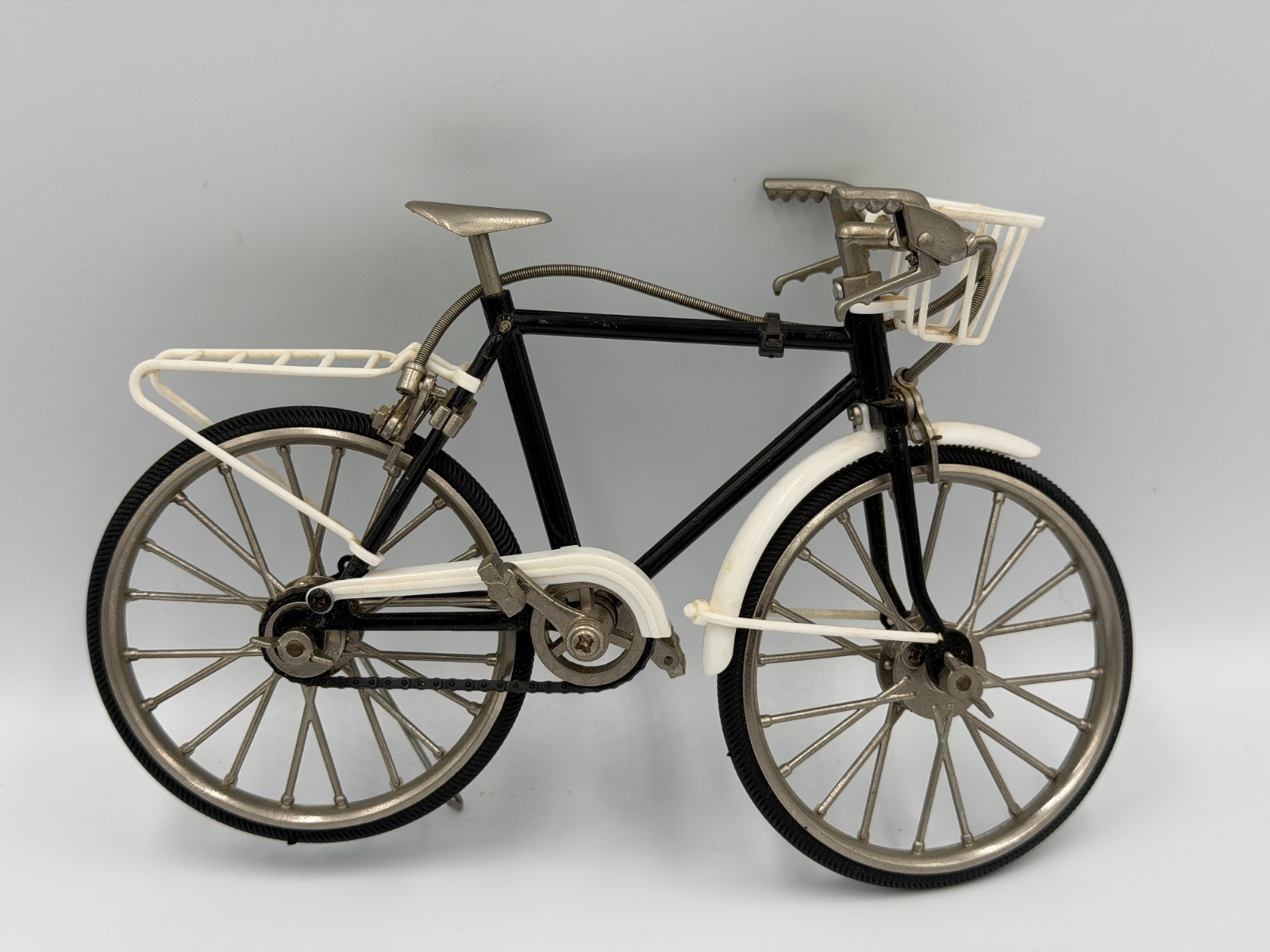 VINTAGE MODEL DIE-CAST METAL BICYCLE 10 SPEED SCHWINN STARLINER JETLINER BASKET VINTAGE MODEL DIE-CAST METAL BICYCLE 10 SPEED SCHWINN STARLINER JETLINER BASKET