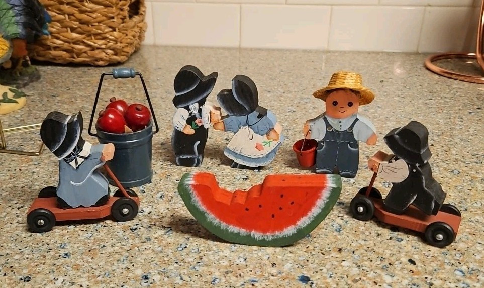 7 pc set of primitive Amish family characters