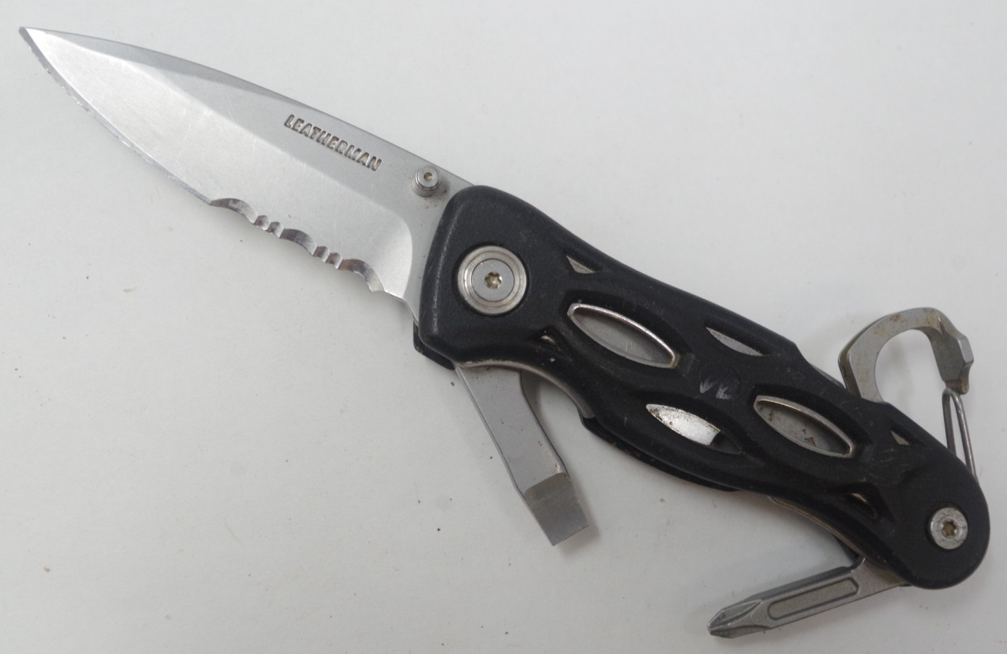 Black Leatherman e303 Combo-Edge Multi-Tool Crater Pocket Knife - TSA Auction