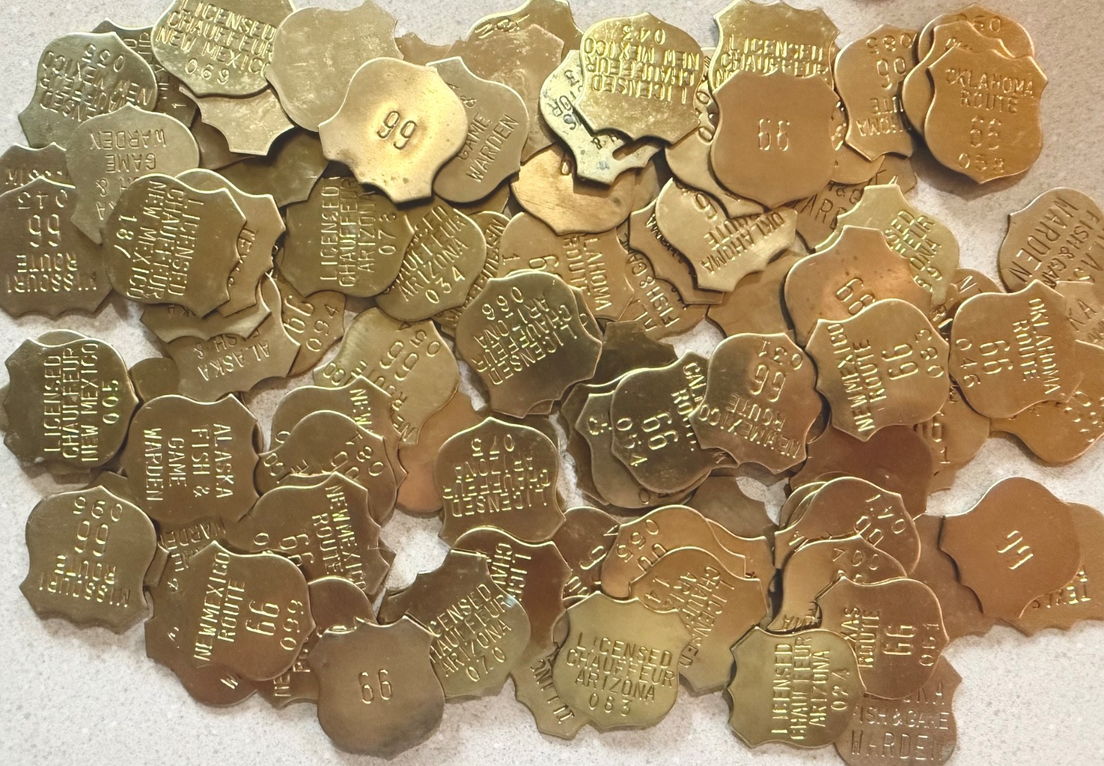 LOT 100 BRASS ROUTE 66 PINS PLATES DIFFERENT BADGE FOB VARIOUS STATES 500 GRAMS LOT 100 BRASS ROUTE 66 PINS PLATES DIFFERENT BADGE FOB VARIOUS STATES 500 GRAMS