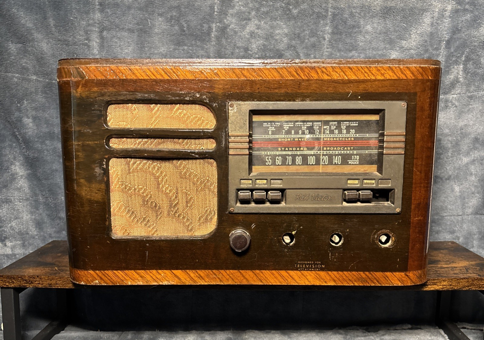 1939 RCA Victor T60 Tube Radio Wood Cabinet Art Deco Tabletop Untested