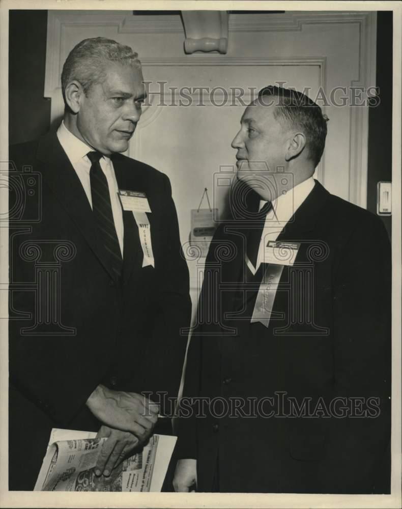 1980 Press Photo Clay Shaw and Merle Yontz confer at World Trade Conference.