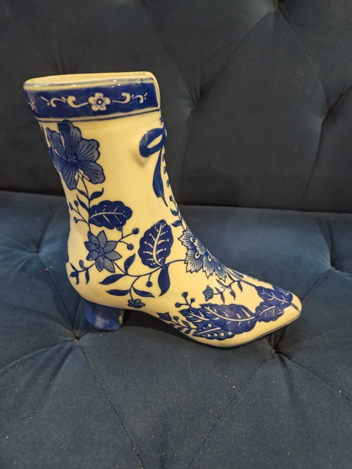 Vintage Chinese Porcelain Blue & White Shoe / Boot Vase 7” Formalities *MINT Vintage Chinese Porcelain Blue & White Shoe / Boot Vase 7” Formalities *MINT