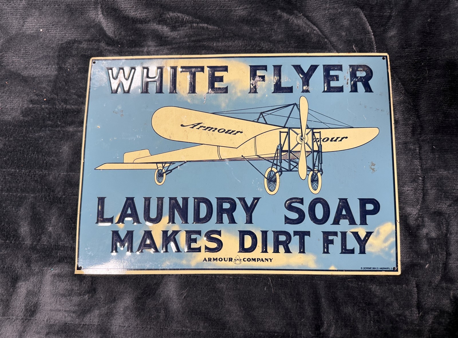 VINTAGE WHITE FLYER LAUNDRY SOAP METAL SIGN \ VINTAGE WHITE FLYER LAUNDRY SOAP METAL SIGN \