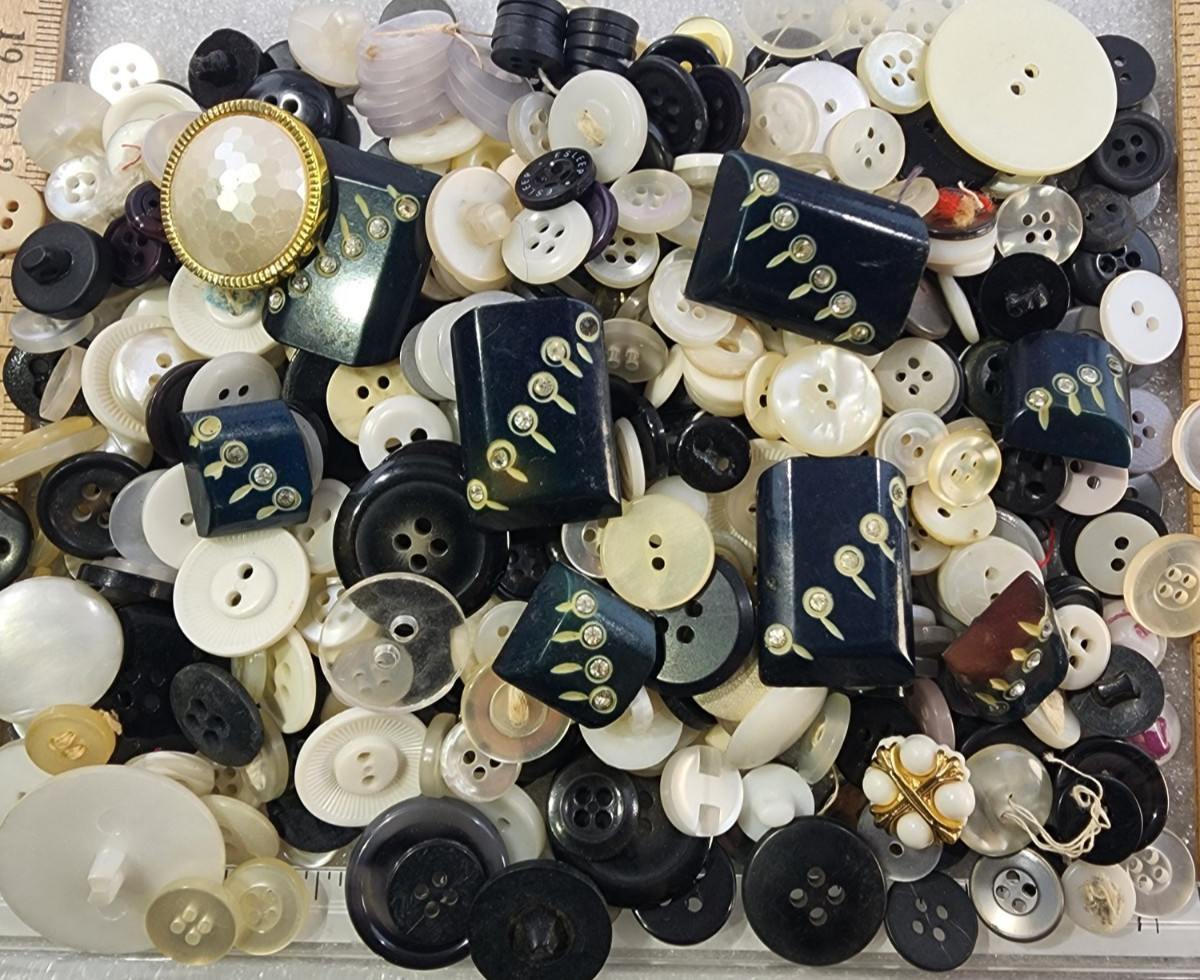 250 Buttons - Mostly Vintage from Estate Collection - #21 250 Buttons - Mostly Vintage from Estate Collection - #21