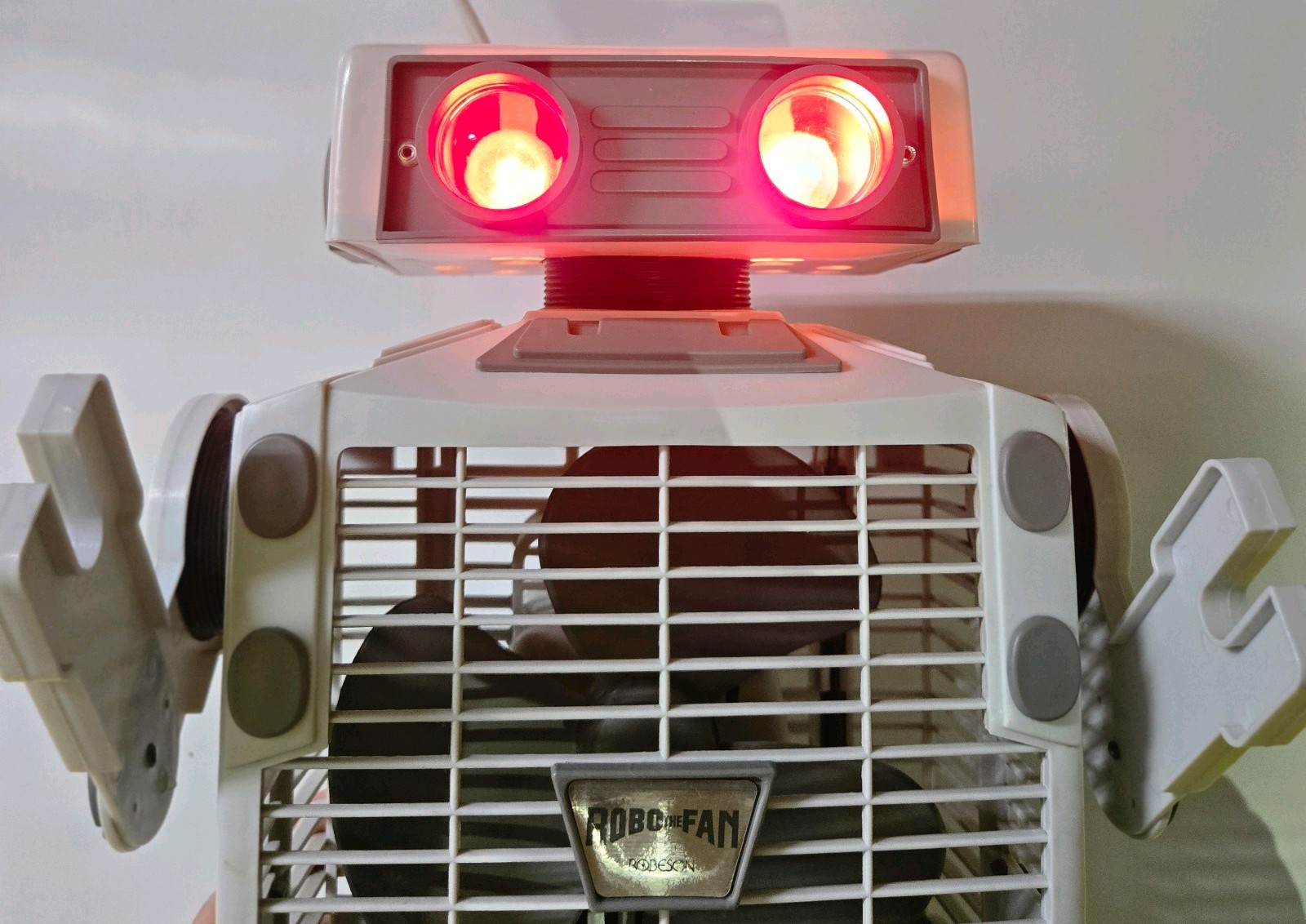 Vintage 1986 Robeson Robo The Fan Light Up Eyes Oscillating Robot Desk Fan CIB Vintage 1986 Robeson Robo The Fan Light Up Eyes Oscillating Robot Desk Fan CIB