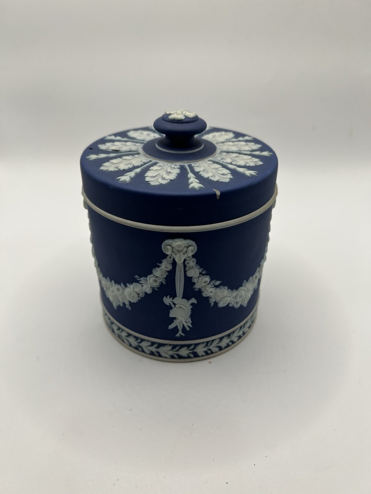 ANTIQUE WEDGWOOD DARK BLUE JASPER LOVE TROPHIES RAMS HEADS TOBACCO JAR