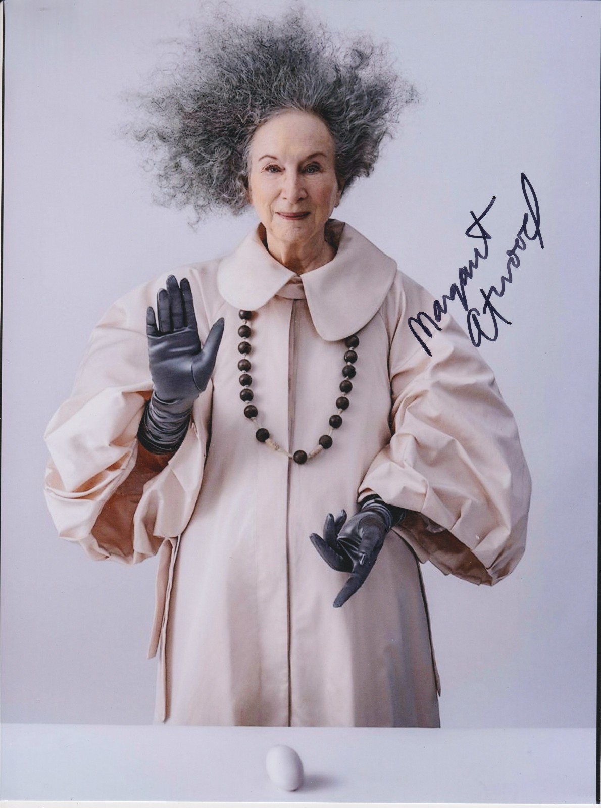 Margaret Atwood (1939) original signed Photo 20x26cm / AUTOGRAPH RARE Margaret Atwood (1939) original signed Photo 20x26cm / AUTOGRAPH RARE