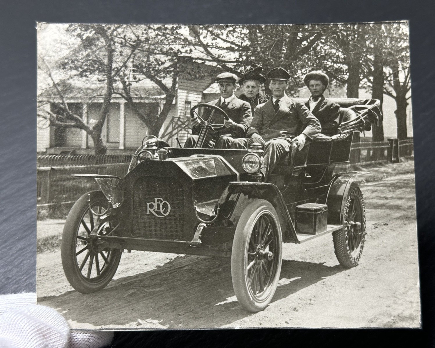 ANTIQUE B&W PHOTO REO MOTOR CAR AUTOMOBILE WITH 2 MEN, 2 WOMEN FP414