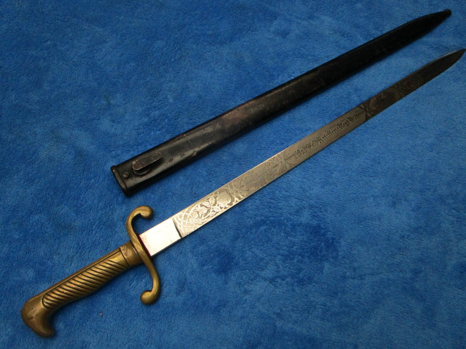 ORIGINAL GERMAN WW1 ETCHED BLADE SIDEARM BAYONET ARTILLERY SWORD AND SCABBARD ORIGINAL GERMAN WW1 ETCHED BLADE SIDEARM BAYONET ARTILLERY SWORD AND SCABBARD