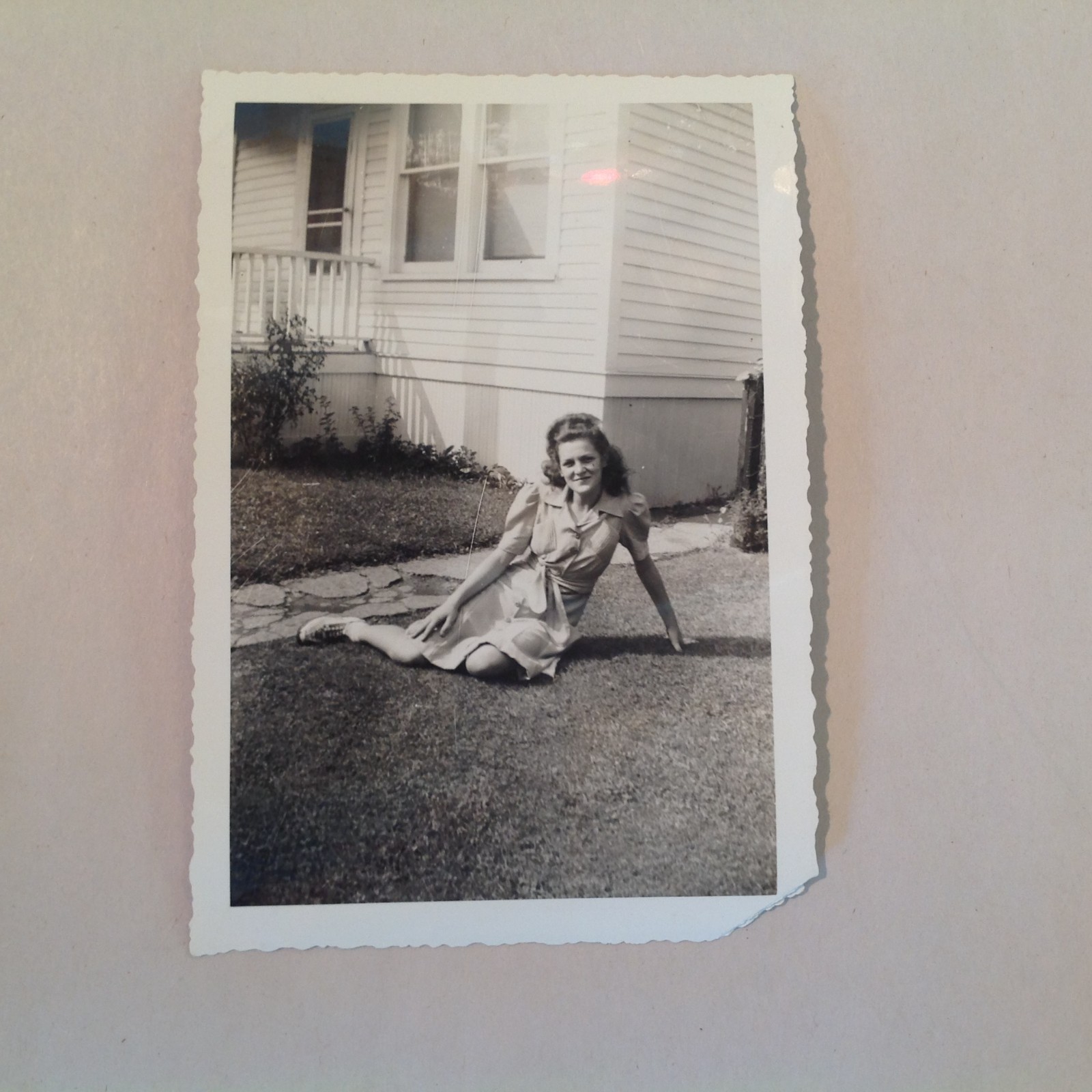 Vtg Aug 1941 B&W Photo Home in Hamtramck Sweetheart Pin Up Pose Dress Path S11
