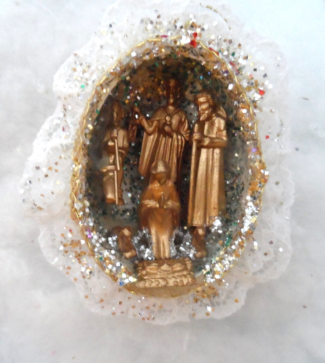 Vintage Handmade Ornament - REAl EGG DIORAMA - NATIVITY FIGURES IN GOLD - 3-1/2
