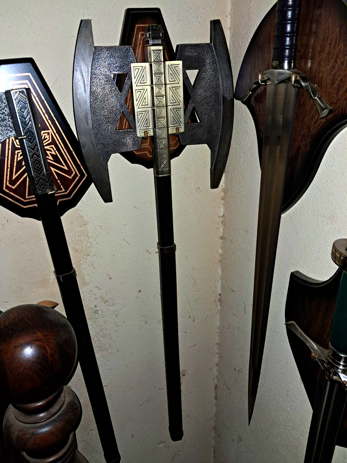 RARE DISCONTINUED LORD OF THE RINGS UC1397 UNITED CUTLERY GIMLI BATTLE AXE MINT RARE DISCONTINUED LORD OF THE RINGS UC1397 UNITED CUTLERY GIMLI BATTLE AXE MINT