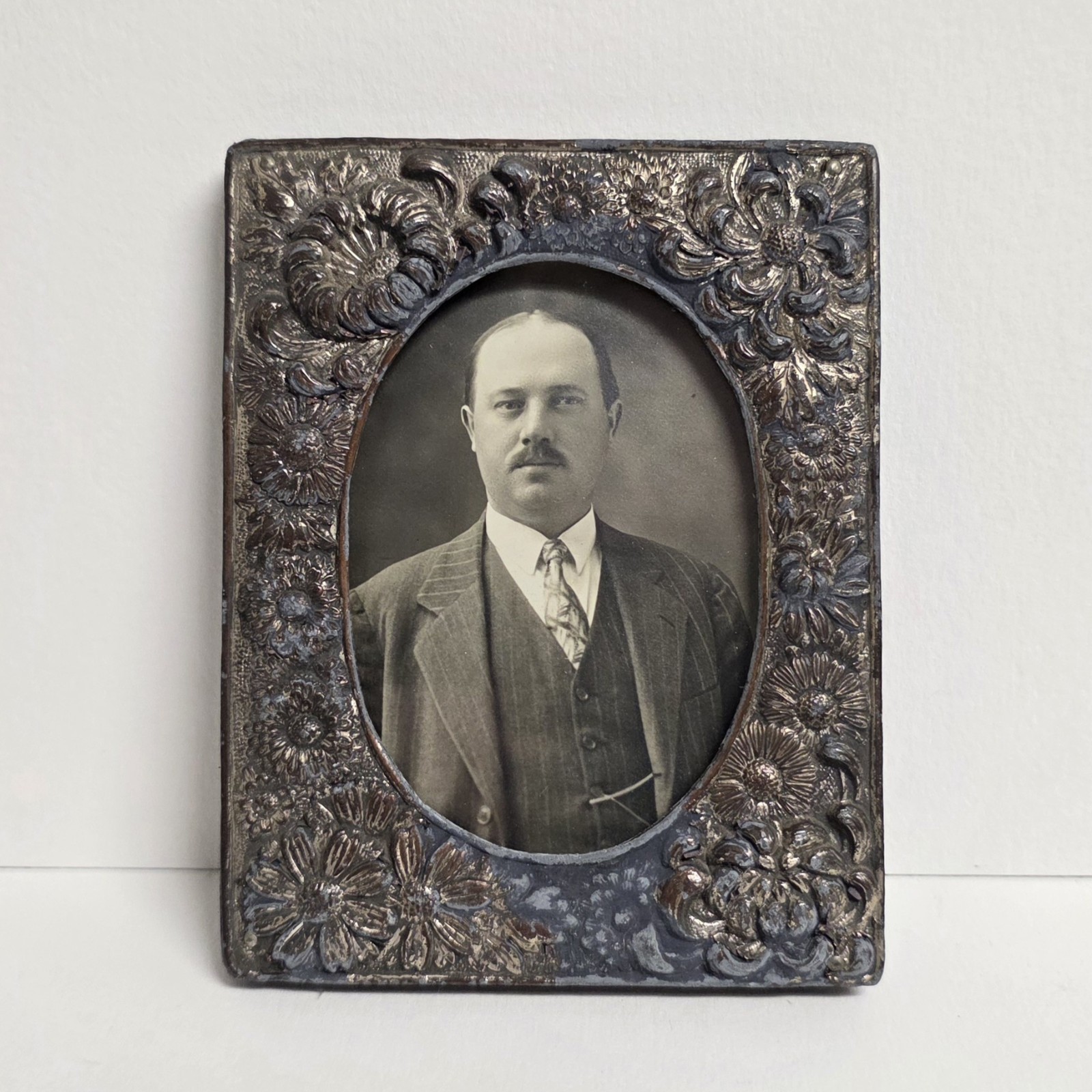 Instant Ancestor Man in Victorian-Era Frame