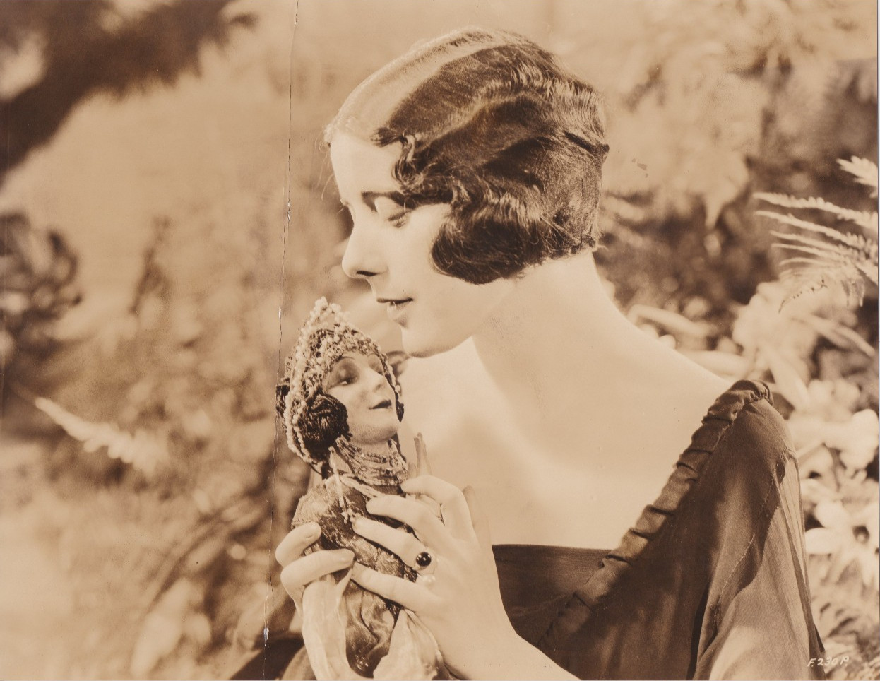 1924 Press Photo Actress Alma Rubens poses with her doll in 