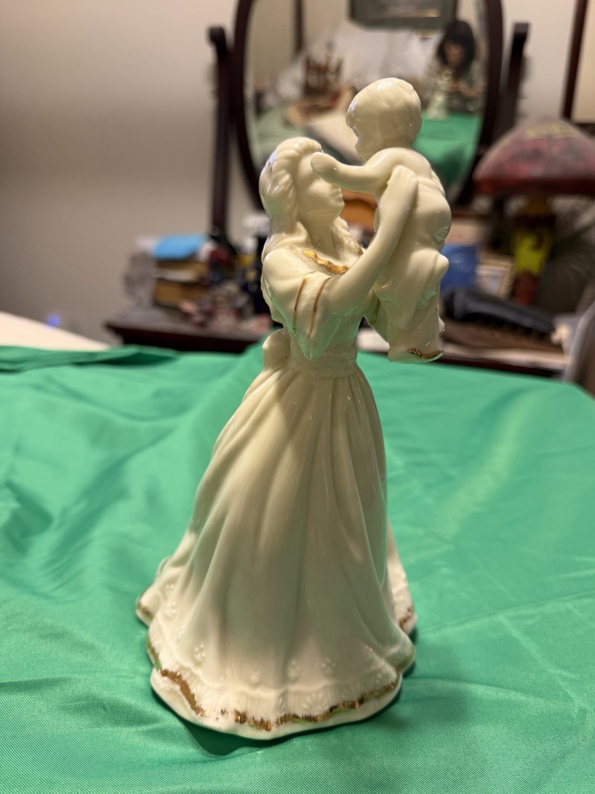 Vintage Formalities Lullaby Porcelain MOTHER & BABY MUSIC BOX with Gold Trim Vintage Formalities Lullaby Porcelain MOTHER & BABY MUSIC BOX with Gold Trim