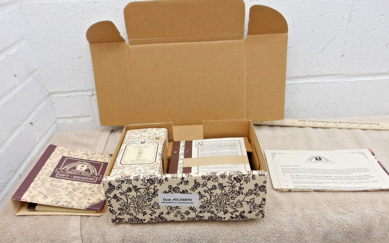NIB enesco 1994 Membership renewal kit w s004 Blowing a Kiss RARE NIB enesco 1994 Membership renewal kit w s004 Blowing a Kiss RARE
