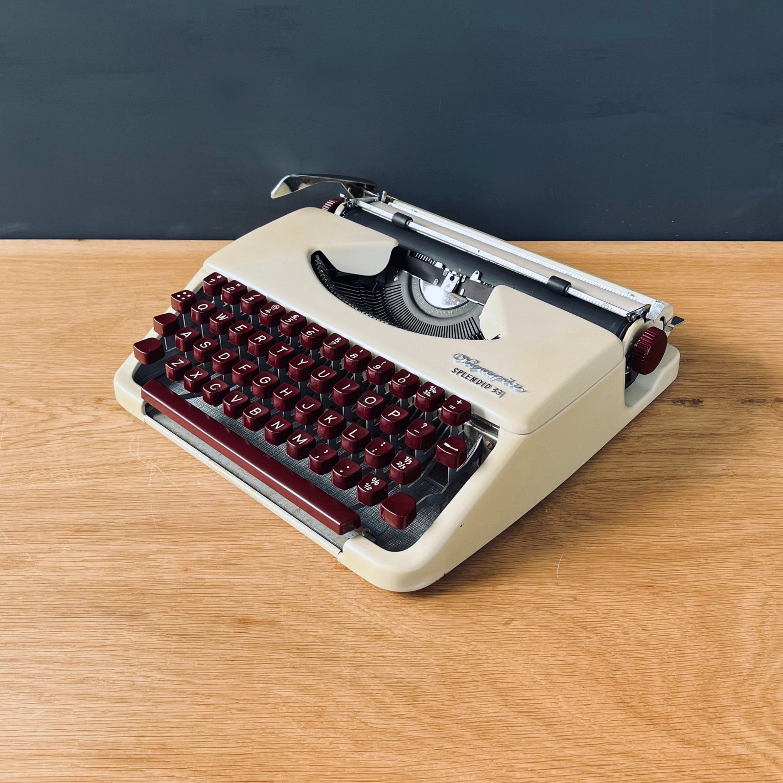 Vintage 1960s Olympia Splendid 33 Portable. Functional. Excellent Condition.