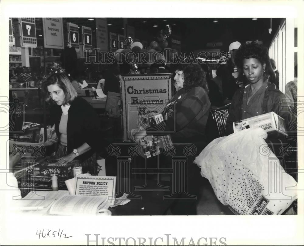 1989 Press Photo Christmas Shoppers in Children Palace Department Store 1989 Press Photo Christmas Shoppers in Children Palace Department Store