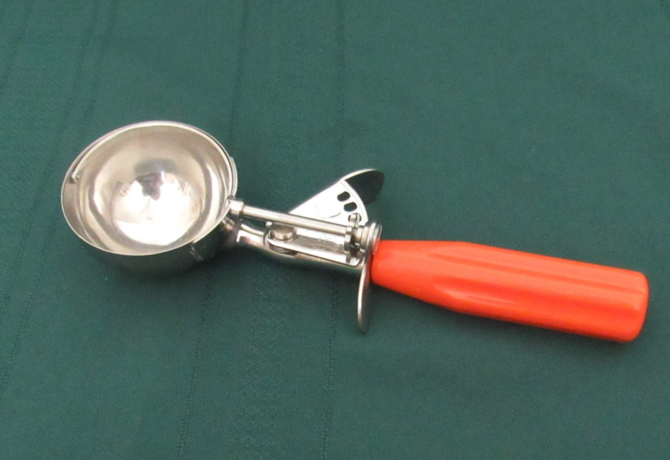 VINTAGE 50'S ICE CREAM SCOOP SHORECRAFT STAINLESS STEEL ORANGE BAKELITE HANDLE VINTAGE 50'S ICE CREAM SCOOP SHORECRAFT STAINLESS STEEL ORANGE BAKELITE HANDLE