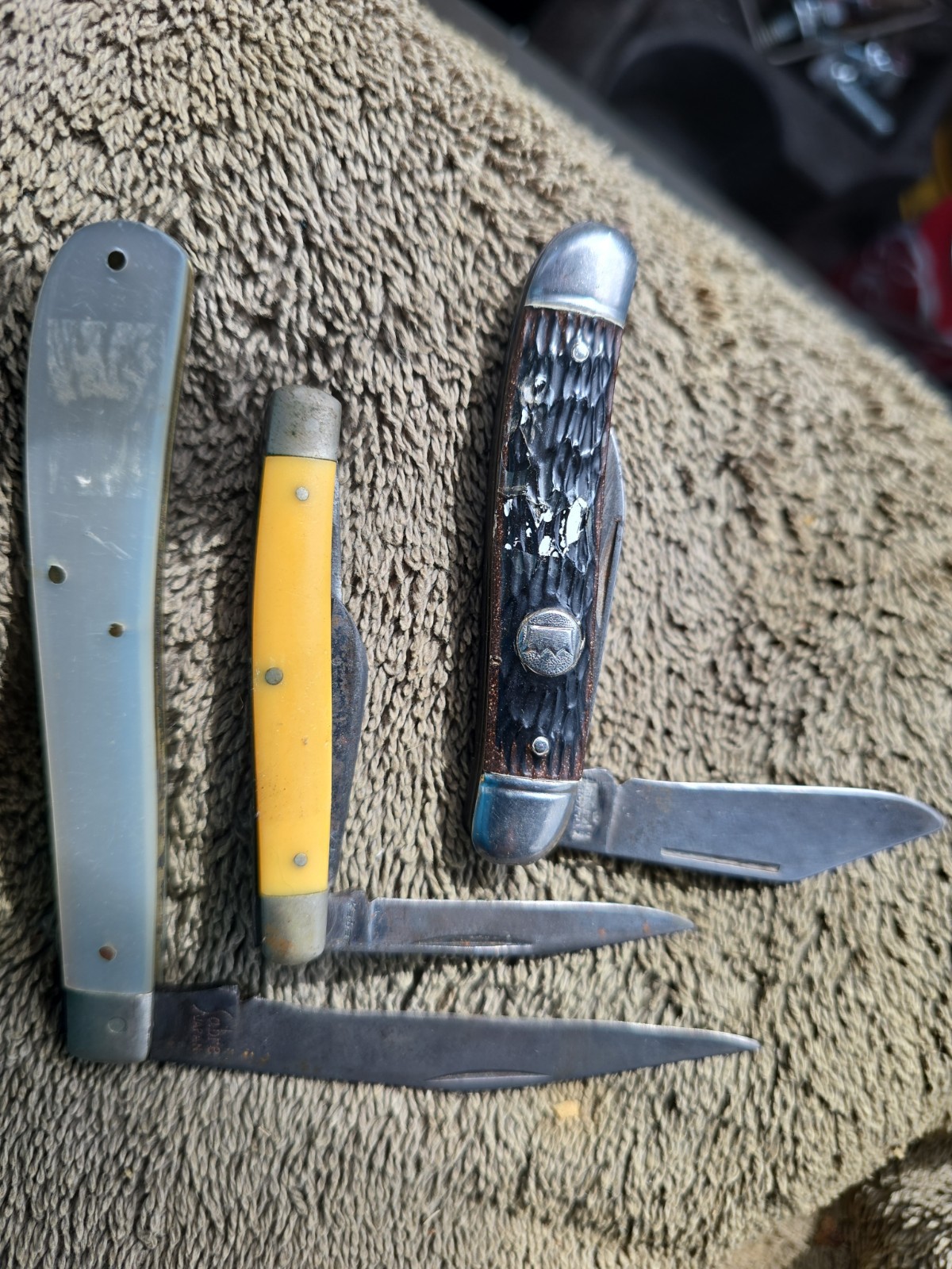 (LOT of 3 Knives) VINTAGE POCKET KNIVES 1 *Imperial,Kabar *U.S.A. & 1 *SABRE (LOT of 3 Knives) VINTAGE POCKET KNIVES 1 *Imperial,Kabar *U.S.A. & 1 *SABRE