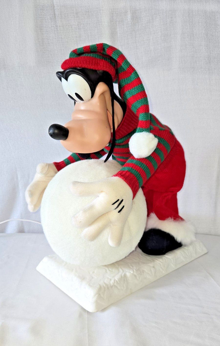 Vintage 1996 Disney Goofy Santa's Best Animated Christmas Snowball 16 Vintage 1996 Disney Goofy Santa's Best Animated Christmas Snowball 16