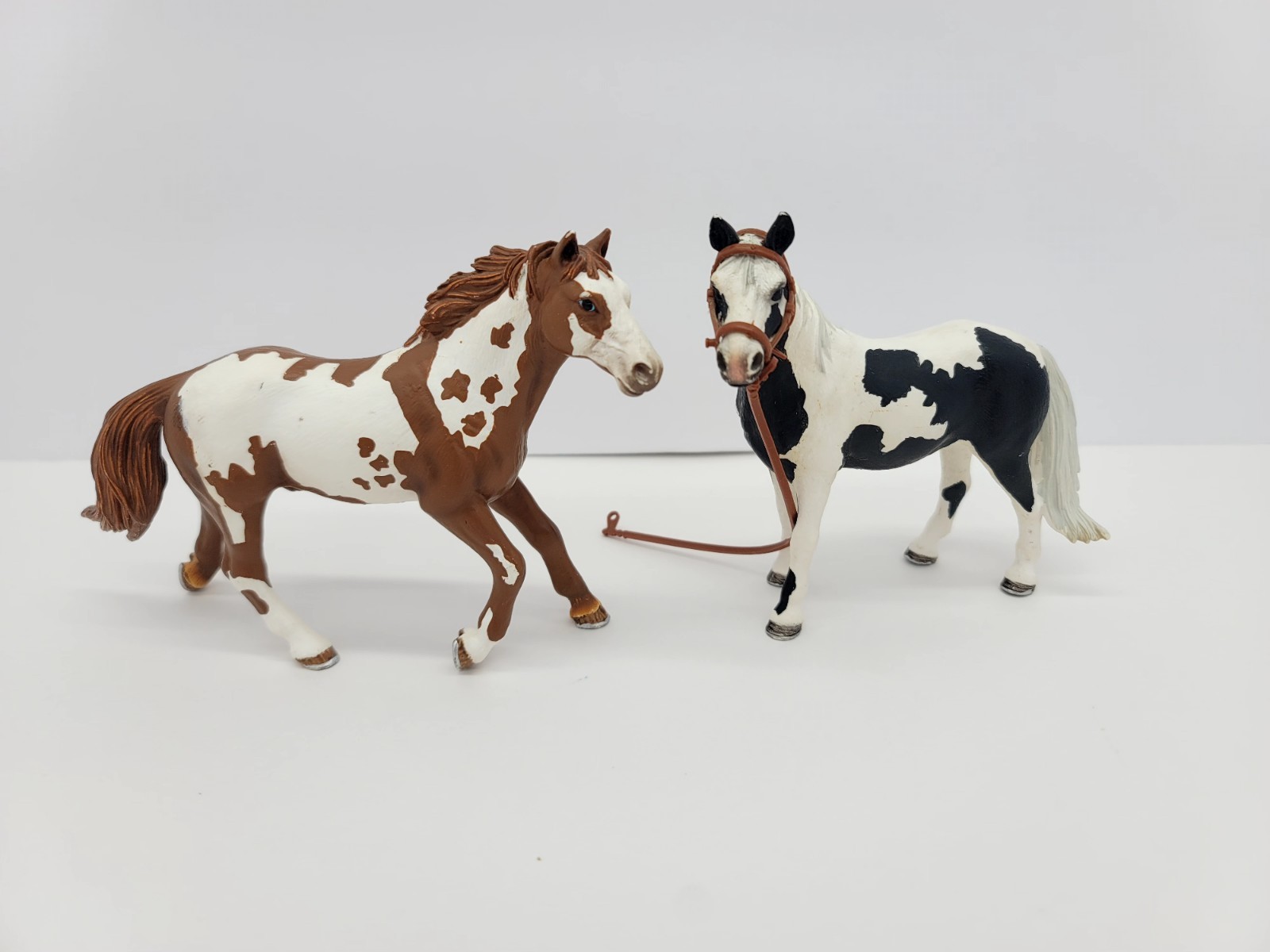Schleich Pinto Mare Black & White Horse Figure 2010 & Stallion Brown White 2006 Schleich Pinto Mare Black & White Horse Figure 2010 & Stallion Brown White 2006