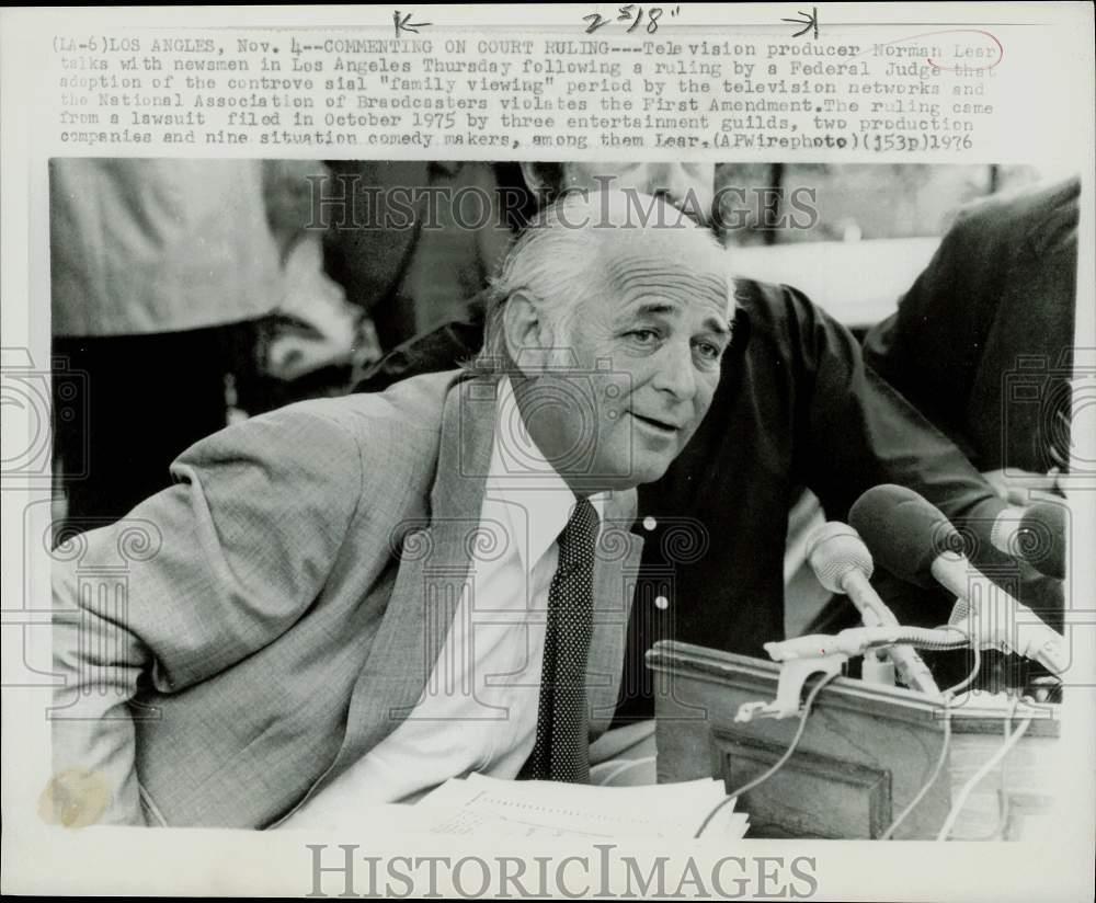 1976 Press Photo TV Producer Norman Lear Talks Family Viewing Time Ruling, CA