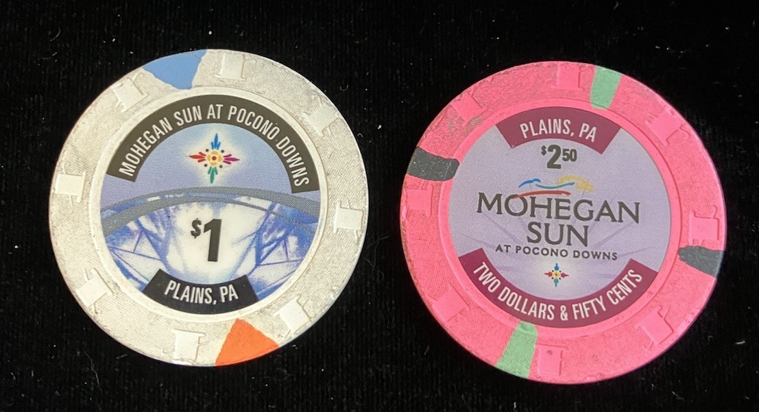 MOHEGAN SUN AT POCONO DOWNS $1 & $2.50 CASINO CHIP PENNSYLVANIA Lot Of 2 Chips