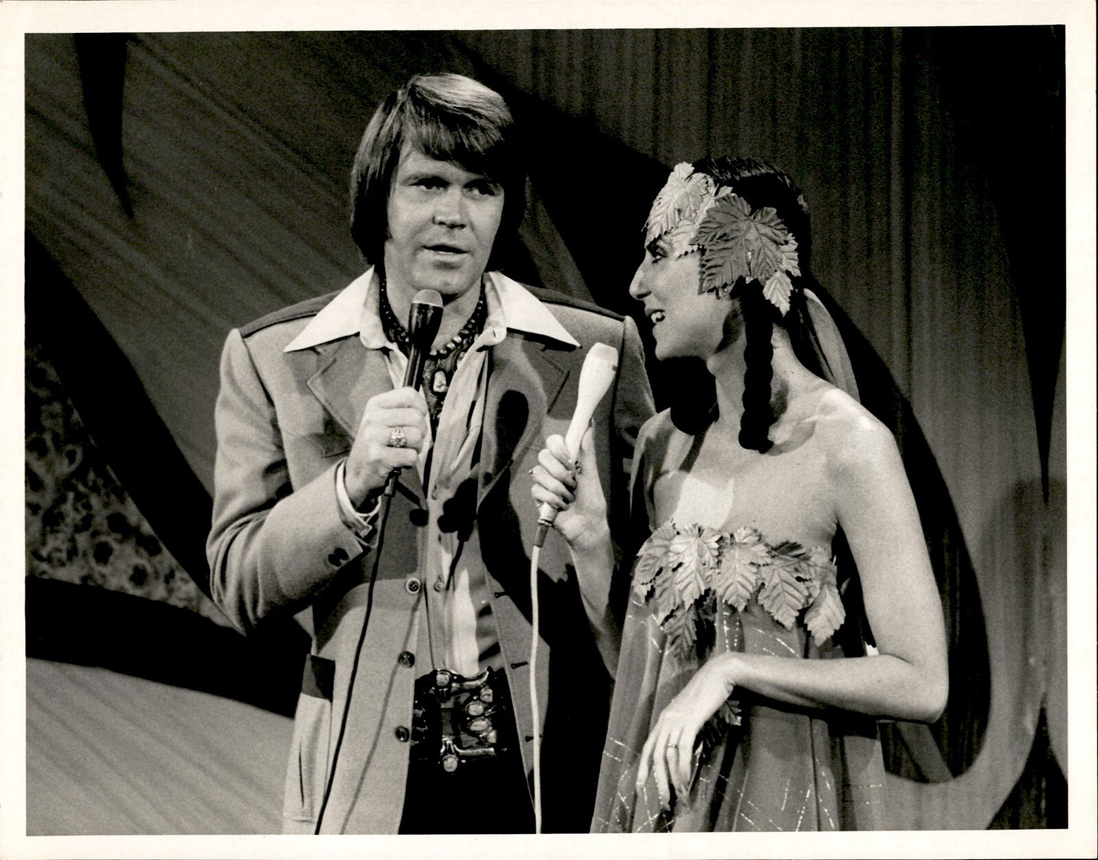 CGE35 Original Photo SINGERS CHER & GLEN CAMPBELL PERFORMING TOGETHER IN 1975 CGE35 Original Photo SINGERS CHER & GLEN CAMPBELL PERFORMING TOGETHER IN 1975