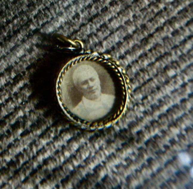 Estate Sale Find, 1907 picture/micro mosiac Sainit Pope Pius X medal Estate Sale Find, 1907 picture/micro mosiac Sainit Pope Pius X medal