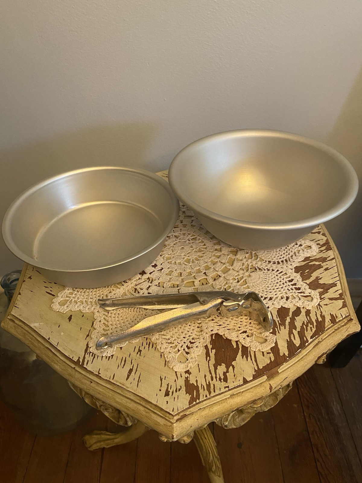3 Wear Ever Aluminum Pieces New Vintage Bowls And Universal Handle Without Box 3 Wear Ever Aluminum Pieces New Vintage Bowls And Universal Handle Without Box