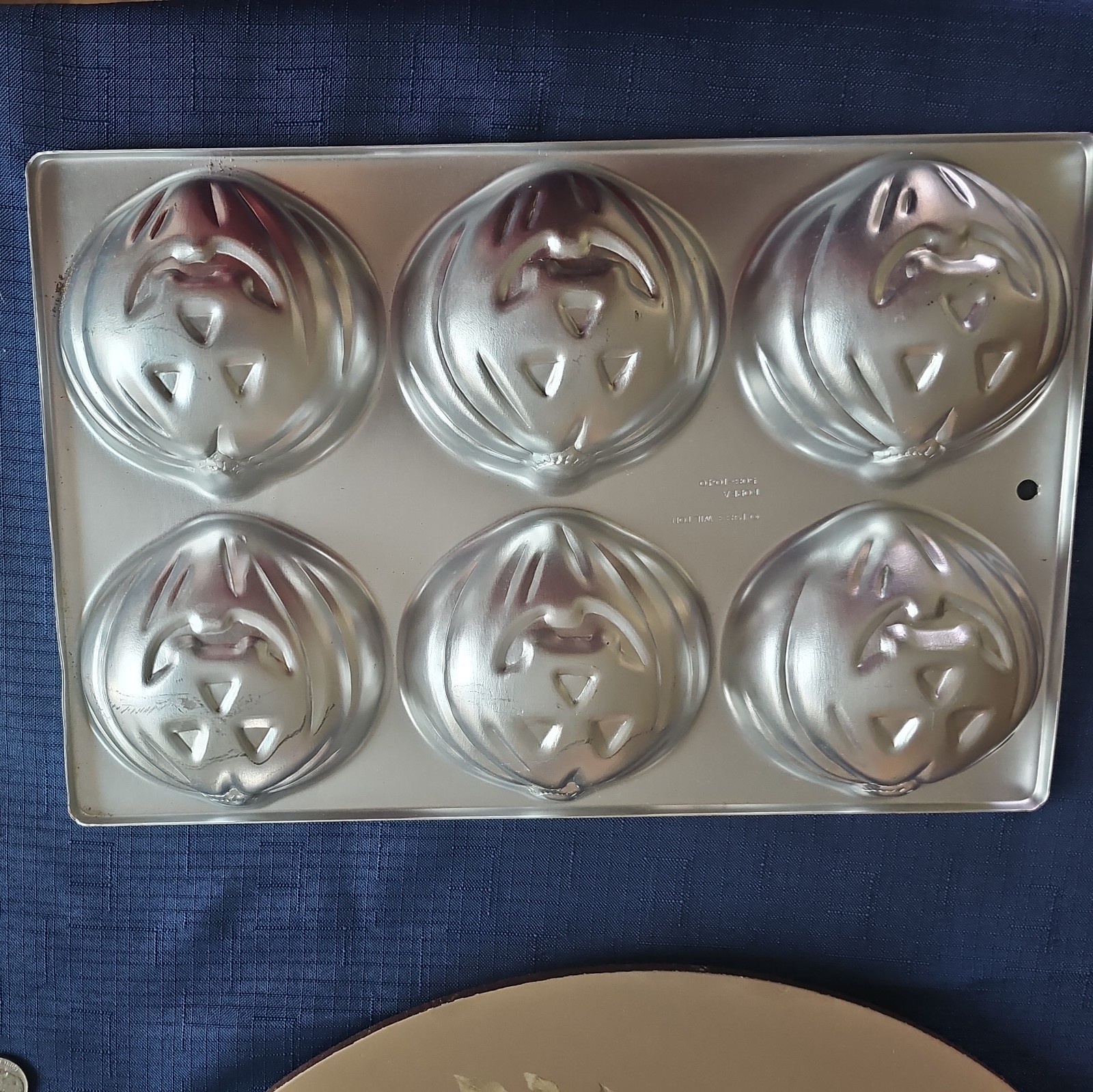 VTG 1983 WILTON Mini Pumpkin Jack-O-Lanterns Cake Pan Mold 508-1040 Halloween VTG 1983 WILTON Mini Pumpkin Jack-O-Lanterns Cake Pan Mold 508-1040 Halloween