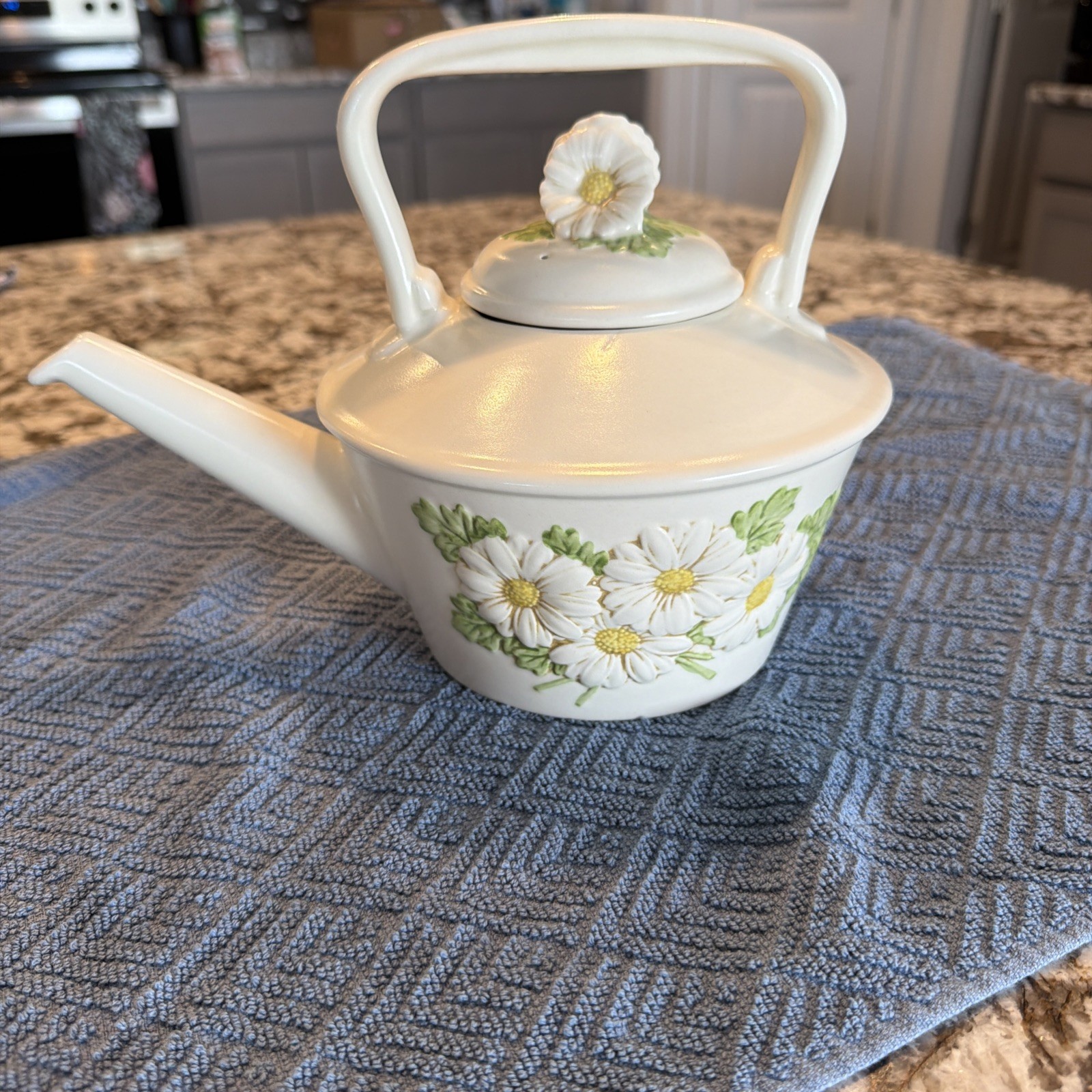 Metlox Poppytrail Vernon Sculptured Daisy Ceramic Teapot 