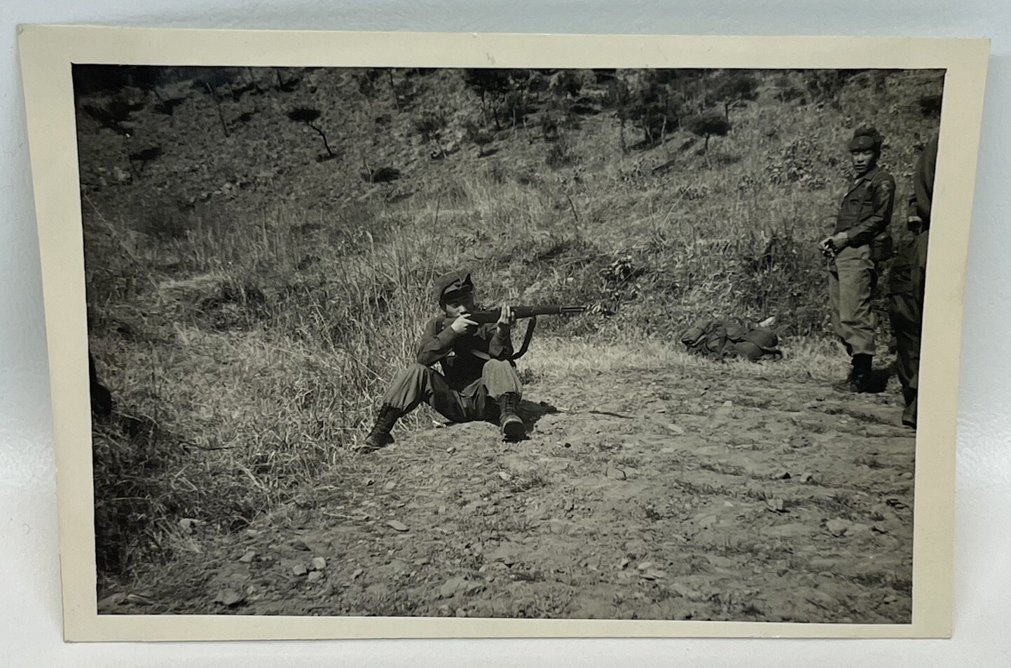 Vtg Found Photo Vietnam War South Vietnamese Soldier Aiming Rifle Vtg Found Photo Vietnam War South Vietnamese Soldier Aiming Rifle