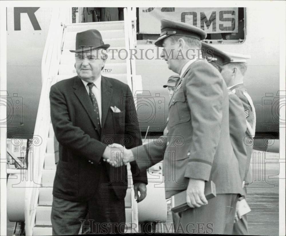 1968 Press Photo Owen Weddle greets Curtis LeMay at Eielson Air Force Base, AK 1968 Press Photo Owen Weddle greets Curtis LeMay at Eielson Air Force Base, AK