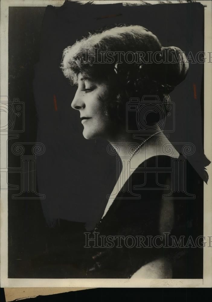 1924 Press Photo Alys Byre Macklin only female publisher in London England 1924 Press Photo Alys Byre Macklin only female publisher in London England